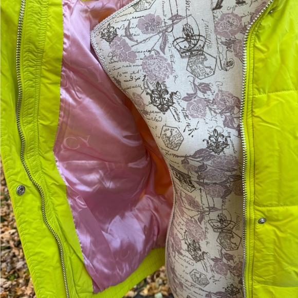 Juicy Couture Neon Yellow/Lime Puffer Jacket with Pink Satin Lining - Picture 4 of 10